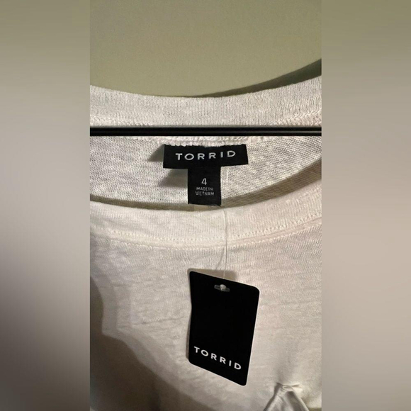 Lightweight Linen Blend Crew Neck Pocket Tank - Picture 3 of 3